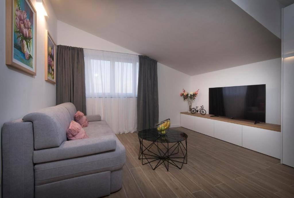 Villa J&J Apartments Residence With Swimming Pool 포드스트라나 외부 사진