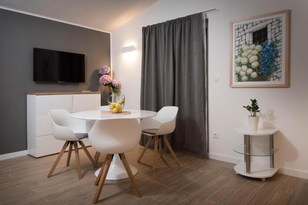 Villa J&J Apartments Residence With Swimming Pool 포드스트라나 외부 사진
