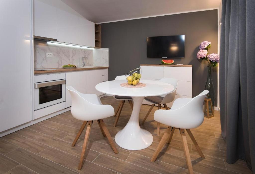 Villa J&J Apartments Residence With Swimming Pool 포드스트라나 외부 사진