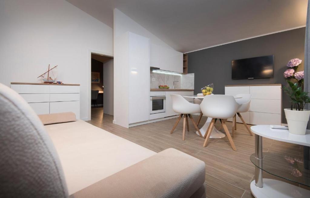 Villa J&J Apartments Residence With Swimming Pool 포드스트라나 외부 사진