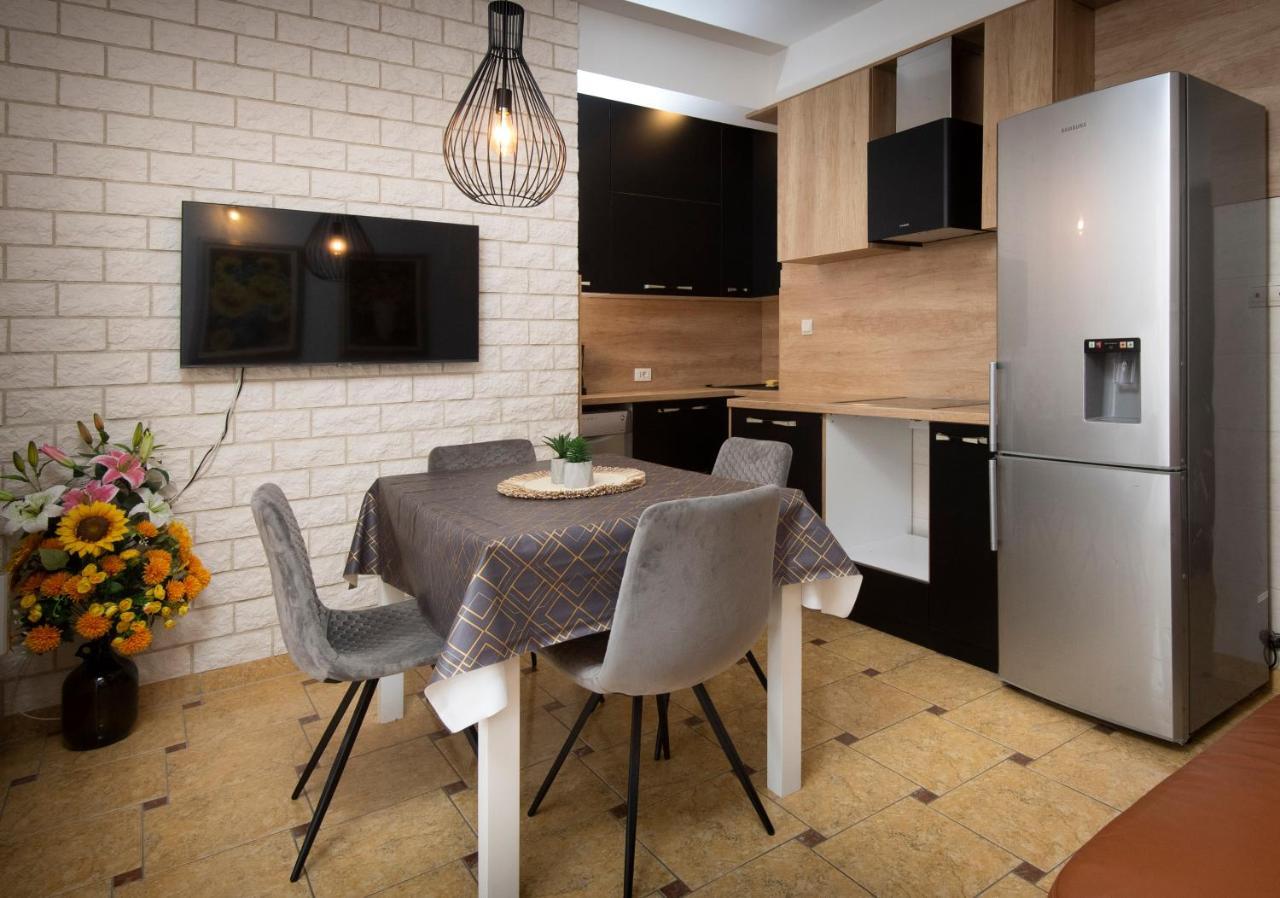 Villa J&J Apartments Residence With Swimming Pool 포드스트라나 외부 사진