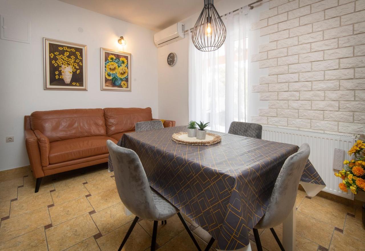 Villa J&J Apartments Residence With Swimming Pool 포드스트라나 외부 사진